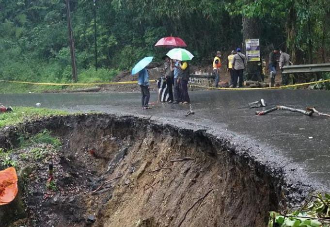 TERGERUS BANJIR:  Kondisi badan jalan di ruas jalan Talaga-Majalengka paska longsor akibat tergerus banjir (Humas Dinas BMPR Jabar)