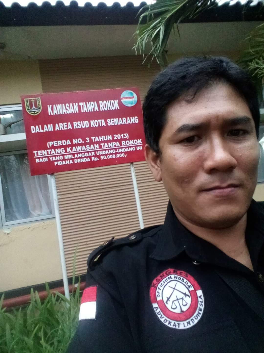 Pelaku KDRT di Bumi Panyileukan Bandung beriniasial BAP melakukan swafoto menggunakan atribut Kongres Advokat Indonesia (KAI).
