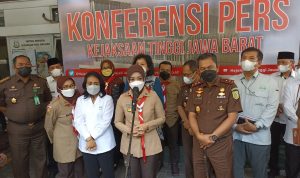 Istri Ridwan Kamil, Atalia Praratya saat memberikan penjelasan kasus pencabulan di Bandung. Selasa (14/12). (Foto: Sandi Nugraha)