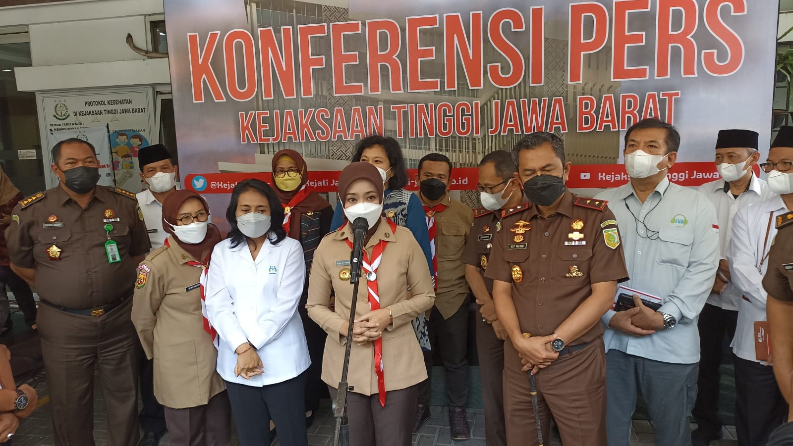 Istri Ridwan Kamil, Atalia Praratya saat memberikan penjelasan kasus pencabulan di Bandung. Selasa (14/12). (Foto: Sandi Nugraha)