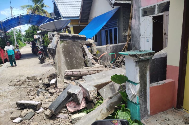 Kerusakan bangunan akibat gempa Laut Flores berkekuatan magnitudo (M) 7,4, Selasa (14/12/2021). (Antara/HO-BNPB)