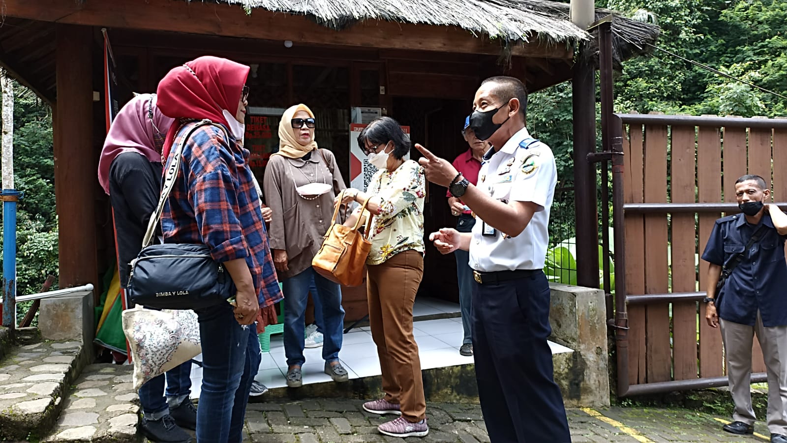 Dishub Jabar menyediakan bus gratis bagi warga dengan tujuan tiga obyek wisata di Jabar.