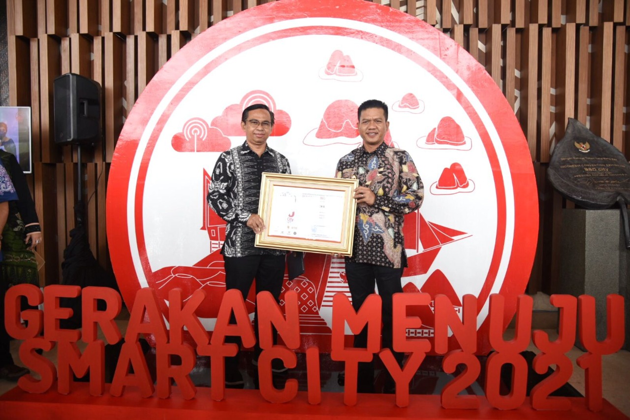 Bupati Bandung Dadang Supriatna menerima piagam penghargaan program Gerakan Menuju 100 Smart City