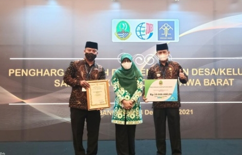 Kepala Bagian Hukum, Setda Kota Depok, Salviadona Tri Partita (tengah) bersama Lurah Rangkapan Jaya Baru, Boni Sobari Kusumah dan Camat Pancoran Mas, Syaiful Hidayat (istimewa).