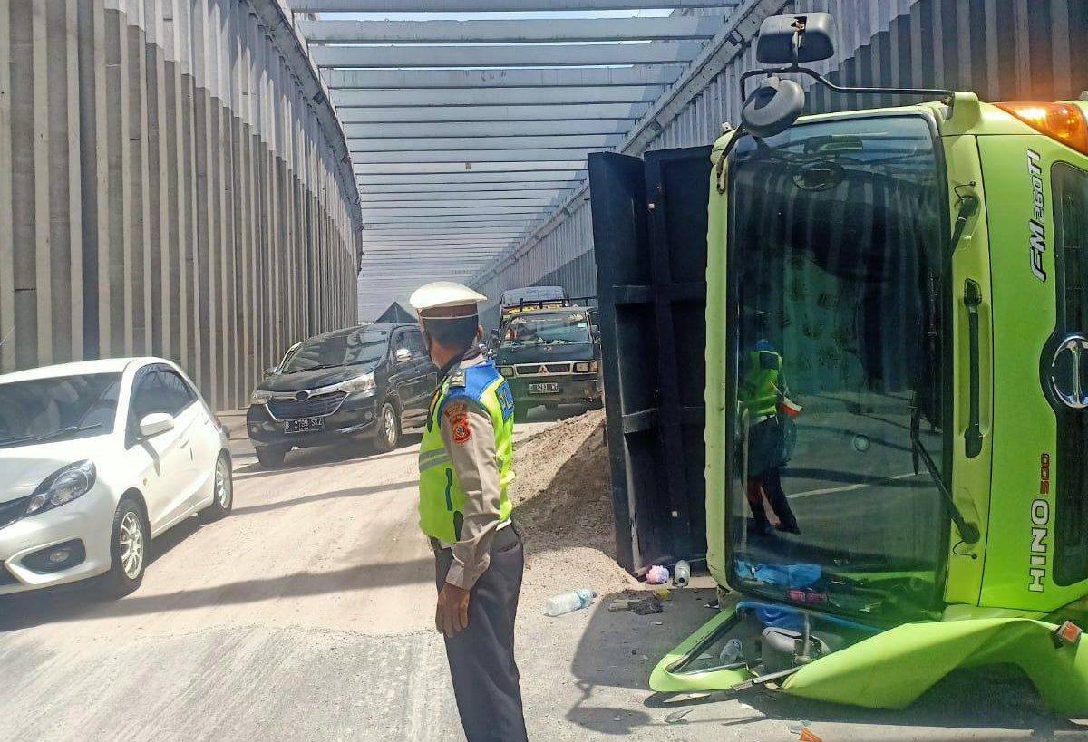 Anggota polisi tengah mengatur arus lalu lintas setelah sebuah truk mengalami kecelakaan di Nagreg.