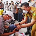 Bupati Bandung, Dadang Supriatna saat mendampingi Kapolda Jabar Suntana, meninjau pelaksanaan vaksinasi massal di SMP Prima Cendekia Islami, Baleendah, Kamis (16/12).