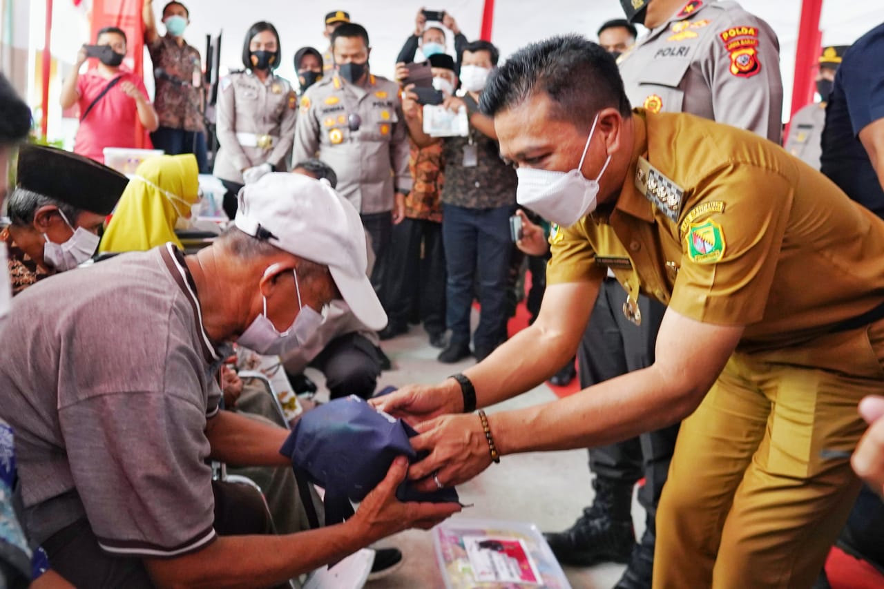 Bupati Bandung, Dadang Supriatna saat mendampingi Kapolda Jabar Suntana, meninjau pelaksanaan vaksinasi massal di SMP Prima Cendekia Islami, Baleendah, Kamis (16/12).
