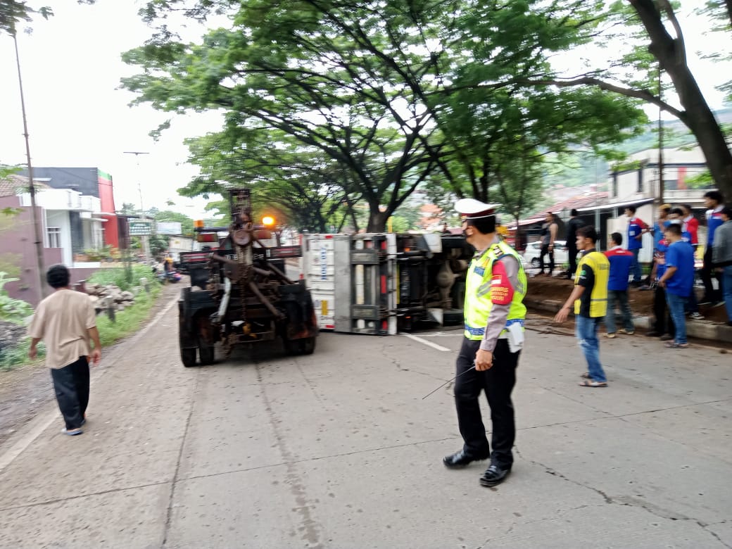 Kanit Lantas Polsek Cicalengka, AKP Mohamad Abdullah atau akrab disapa Chevy saat mengamankan TKP kecelakaan tunggal di Jalan Raya Bypas. (Istimewa)