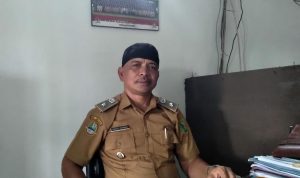 Kepala Desa Cicalengka Wetan, Nanang Sutrisna saat ditemui di Kantor Desa beberapa waktu lalu. (Jabar Ekspres)