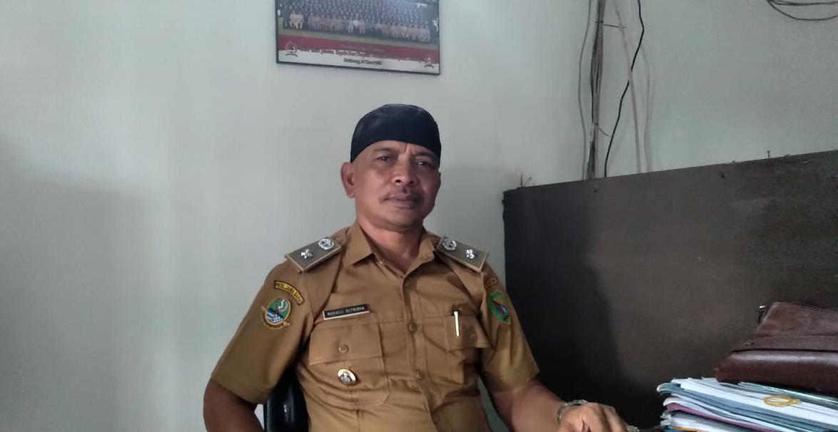 Kepala Desa Cicalengka Wetan, Nanang Sutrisna saat ditemui di Kantor Desa beberapa waktu lalu. (Jabar Ekspres)