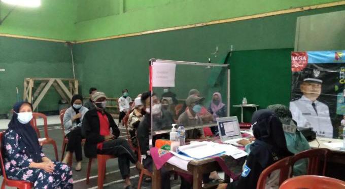 Kegiatan vaksinasi warga di GOR Desa Cicalengka Wetan, Kecamatan Cicalengka, Kabupaten Bandung.