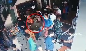 Tangkapan layar video CCTV yang merekam aksi copet di salah satu masjid yang berlokasi di Jalan Sumbawa, Kota Bandung pada Jum'at (17/12).