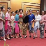 Bunda Revi Lantika foto bersama para modeling binaan LKP RMA Kota Bandung di Hotel Savoy Homann Bandung, Minggu (12/12).