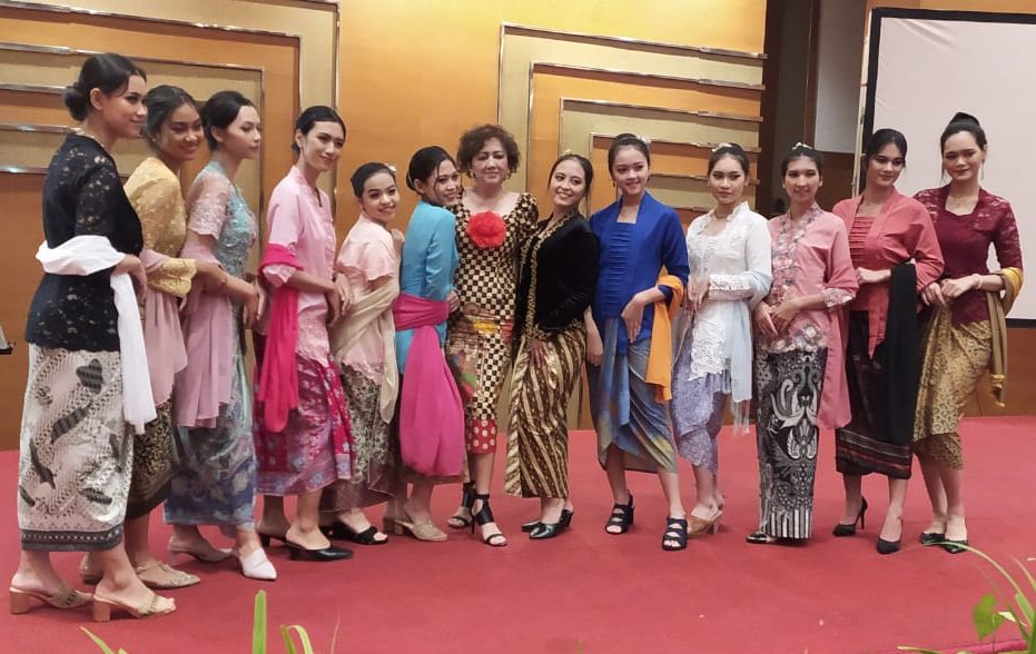 Bunda Revi Lantika foto bersama para modeling binaan LKP RMA Kota Bandung di Hotel Savoy Homann Bandung, Minggu (12/12).