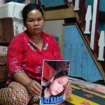 Ibu korban, Suryati, 41, warga Kampung Tegal Lame, RT02 RW07, Desa Ciaro, Kecamatan Nagreg, Kabupaten Bandung saat ditemui di kediamannya. (Jabar Ekspres)