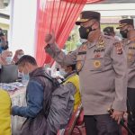 Kapolda Jabar saat meninjau Kegiatan Vaksinasi di Mapolrestabes Bandung. Senin (20/12)