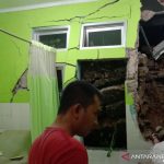 Petugas meninjau kerusakan ruangan layanan Puskesmas Mekarmukti yang tertimba longsor di Kecamatan Mekarmukti, Kabupaten Garut, Jawa Barat, Jumat (17/12/2021). (ANTARA/HO-Puskesmas Mekarmukti)