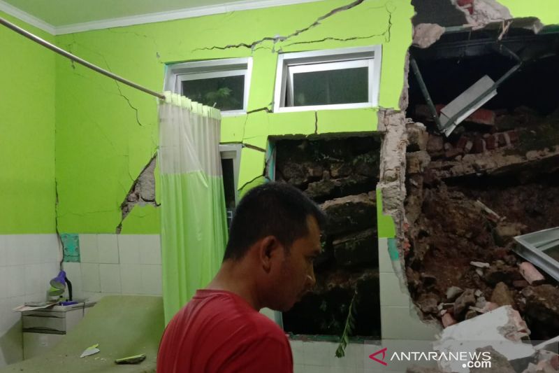 Petugas meninjau kerusakan ruangan layanan Puskesmas Mekarmukti yang tertimba longsor di Kecamatan Mekarmukti, Kabupaten Garut, Jawa Barat, Jumat (17/12/2021). (ANTARA/HO-Puskesmas Mekarmukti)
