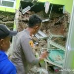 Petugas melakukan pemeriksaan kondisi bangunan Puskesmas Mekarmukti, Kabupaten Garut yang roboh setelah diterjang longsoran tanah tebing. ANTARA/HO-Polres Garut