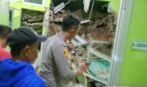 Petugas melakukan pemeriksaan kondisi bangunan Puskesmas Mekarmukti, Kabupaten Garut yang roboh setelah diterjang longsoran tanah tebing. ANTARA/HO-Polres Garut