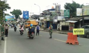 Tim gabungan saat Operasi Yustisi di Kecamatan Jatinangor, Kabupaten Sumedang. (Jabar Ekspres)