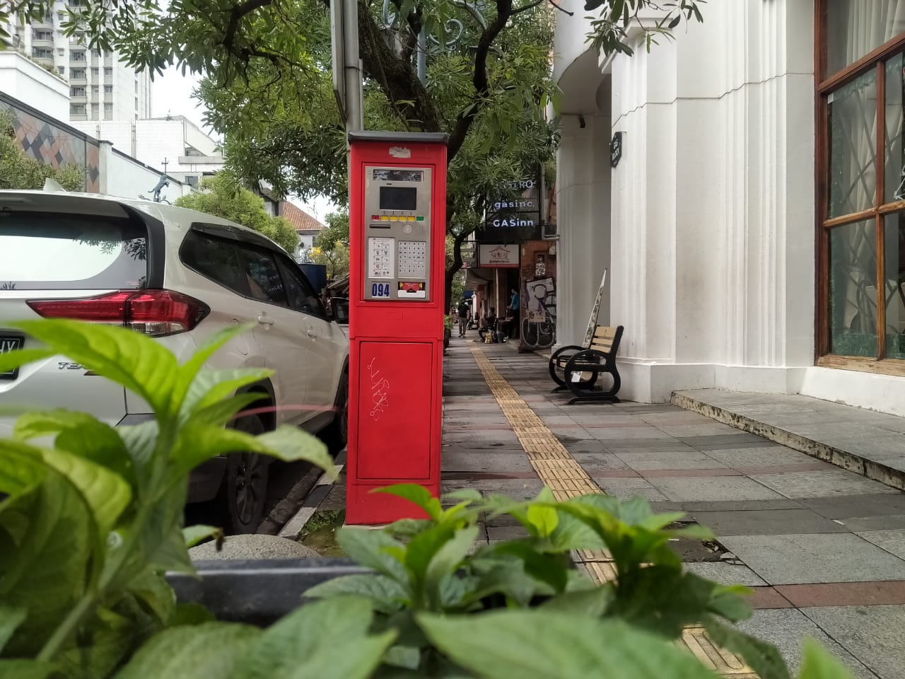 Salah satu mesin parkir berdiri di Jalan Braga, Kota Bandung, Selasa (21/12). (Foto: Yuga Hassani/Jabar Ekspres)