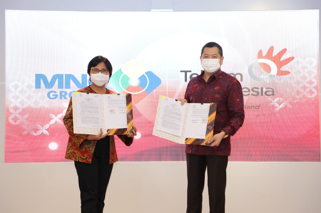 Direktur Consumer Service Telkom Venusiana (kiri) bersama Executive Chairman MNC Group Hary Tanoesoedibjo usai penandatanganan Nota Kesepahaman (Memorandum of Understanding) antara PT Telkom Indonesia (Persero) Tbk (Telkom) melalui layanan fixed broadband IndiHome dan PT Global Mediacom Tbk (MNC Media), penyedia layanan media streaming digital linear TV dan Video on Demand di Jakarta, Selasa (21/12).