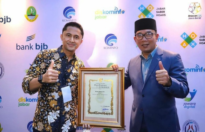 Hengky Kurniawan raih penghargaan Tokoh Literasi Digital dalam Festival Literasi Digital Jawa Barat 2021. (Foto: Prajab/Jabar Ekspres)