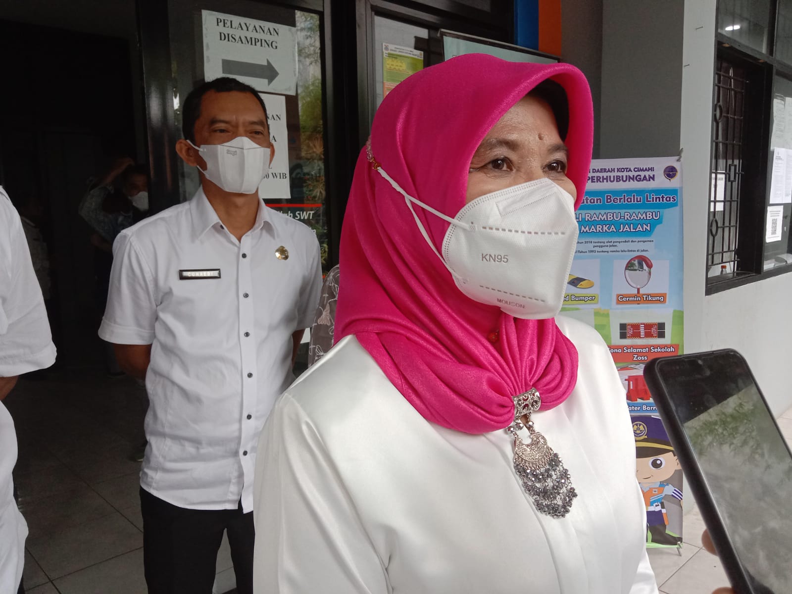 Ketua TP PKK Kota Cimahi Midjiati Ningsih Ngatiyana saat ditemui di Kantor Kelurahan Cibabat, Rabu (22/12). (Fptp: Intan Aida/Jabar Ekspres)