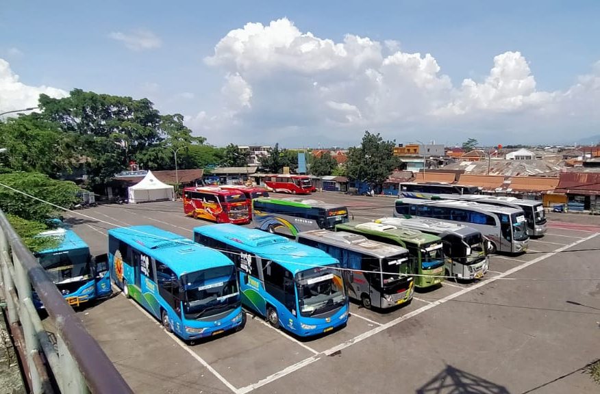 Sejumlah bus terparkir di Terminal Cicaheum, Kota Bandung. (Foto: Yuga Hassani/Jabar Ekspres)