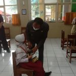 Pada kegiatan vaksinasi anak 6-11 tahun, Plt Wali Kota Cimahi Ngatiyana memberikan semangat pada salah satu siswa SD setelah divaksin.