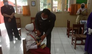 Pada kegiatan vaksinasi anak 6-11 tahun, Plt Wali Kota Cimahi Ngatiyana memberikan semangat pada salah satu siswa SD setelah divaksin.