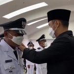 Dok. Hengky Kurniawan berikan penyematan tanda jabatan pada Kepala Desa Terpilih di Kabupaten Bandung Barat (KBB).