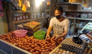 Harga Telur Terus Naik, Pedagang di Kosambi Sebut Karena Bansos Pemerintah
