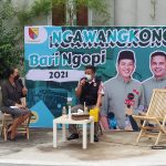 Kabid Rehabilitasi dan Rekonstruksi BPBD Kabupaten Bandung Diki Sudrajat, saat ngawangkong bari ngopi di Soreang, Kamis (23/12). (Yully S Yulianty)