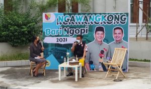 Kabid Rehabilitasi dan Rekonstruksi BPBD Kabupaten Bandung Diki Sudrajat, saat ngawangkong bari ngopi di Soreang, Kamis (23/12). (Yully S Yulianty)