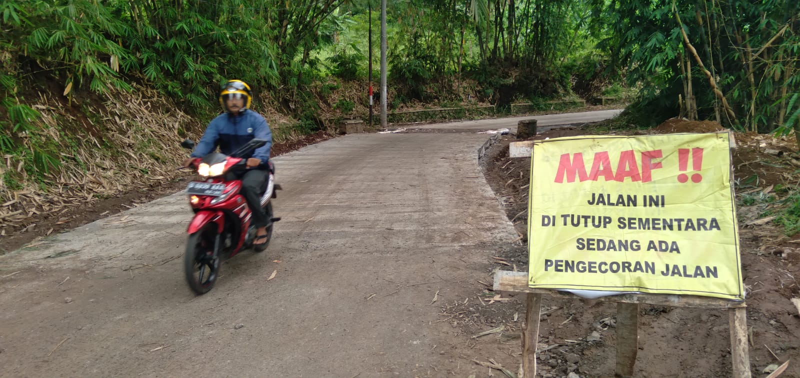 Akses jalan di Desa Dampit, Kecamatan Cicalengka, Kabupaten Bandung yang dilakukan perbaikan. (Jabar Ekspres)