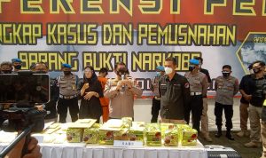 Konferensi pers terkait pengungkapan kasus Sindikat Narkoba Lintas Provinsi di Mapolda Jabar. (Foto: Sandi Nugraha/Jabar Ekspres)