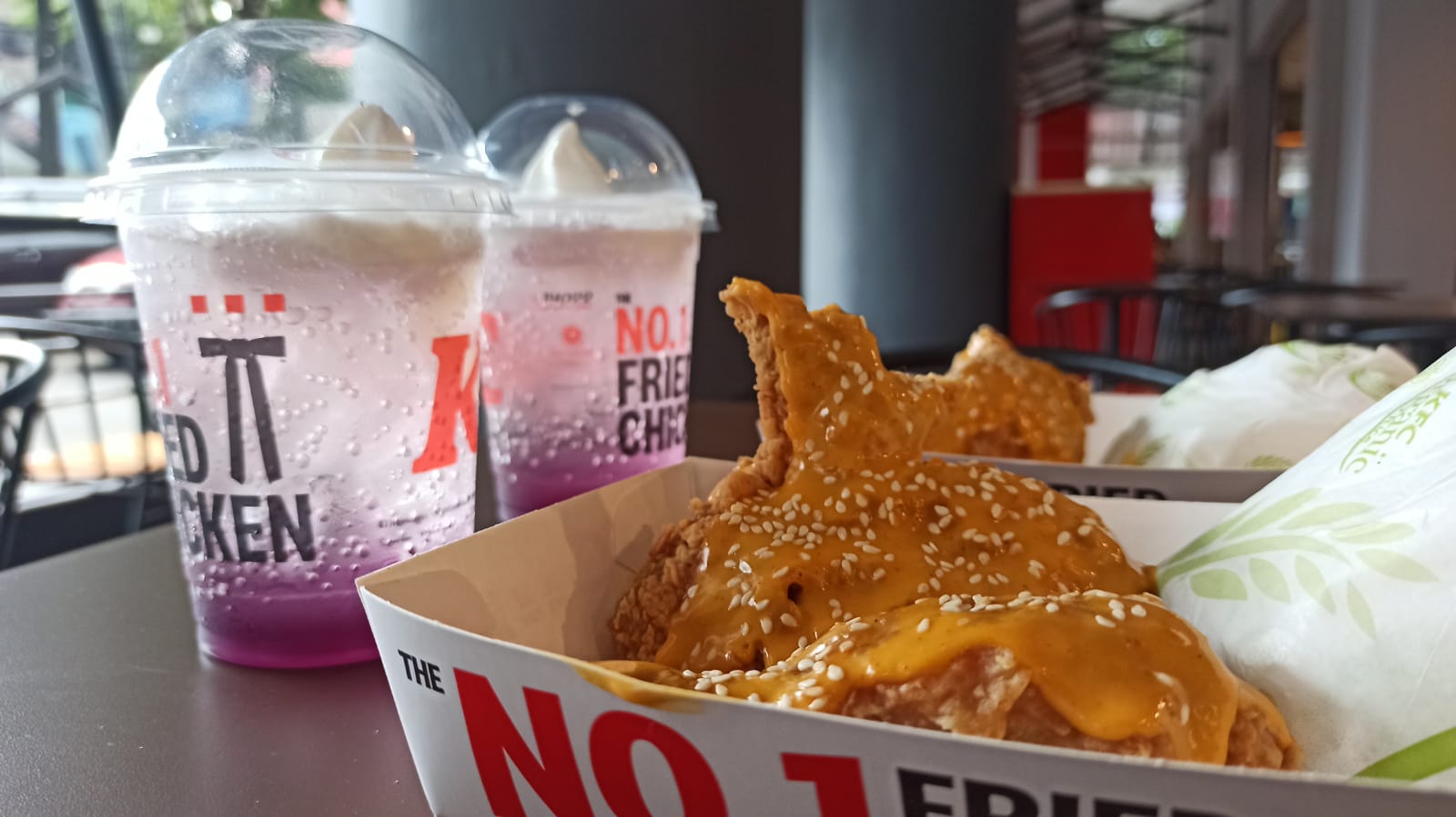 KFC Indonesia kembali hadirkan menu Hot & Cheesy Chicken dalam Golden Combo.