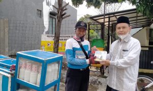 Wakil Ketua II Badan Amil Zakat Nasional (Baznas) Provinsi Jawa Barat (Jabar) Dr. H. Ali Khosim, M.Ag berikan makanan sehat kepada pedagang keliling.