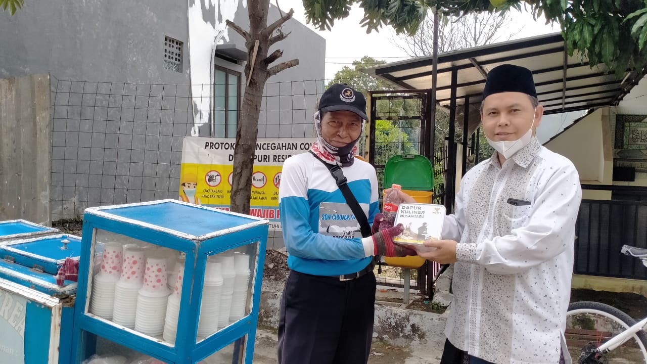 Wakil Ketua II Badan Amil Zakat Nasional (Baznas) Provinsi Jawa Barat (Jabar) Dr. H. Ali Khosim, M.Ag berikan makanan sehat kepada pedagang keliling.