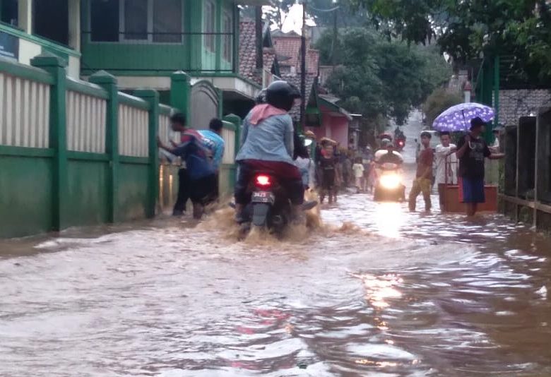 Kondisi akses jalan di Desa Cileles, Kecamatan Jatinangor, Kabupaten Sumedang yang terkena banjir serta lumpur akibat proyek Tol Cisundawu. (Jabar Ekspres)