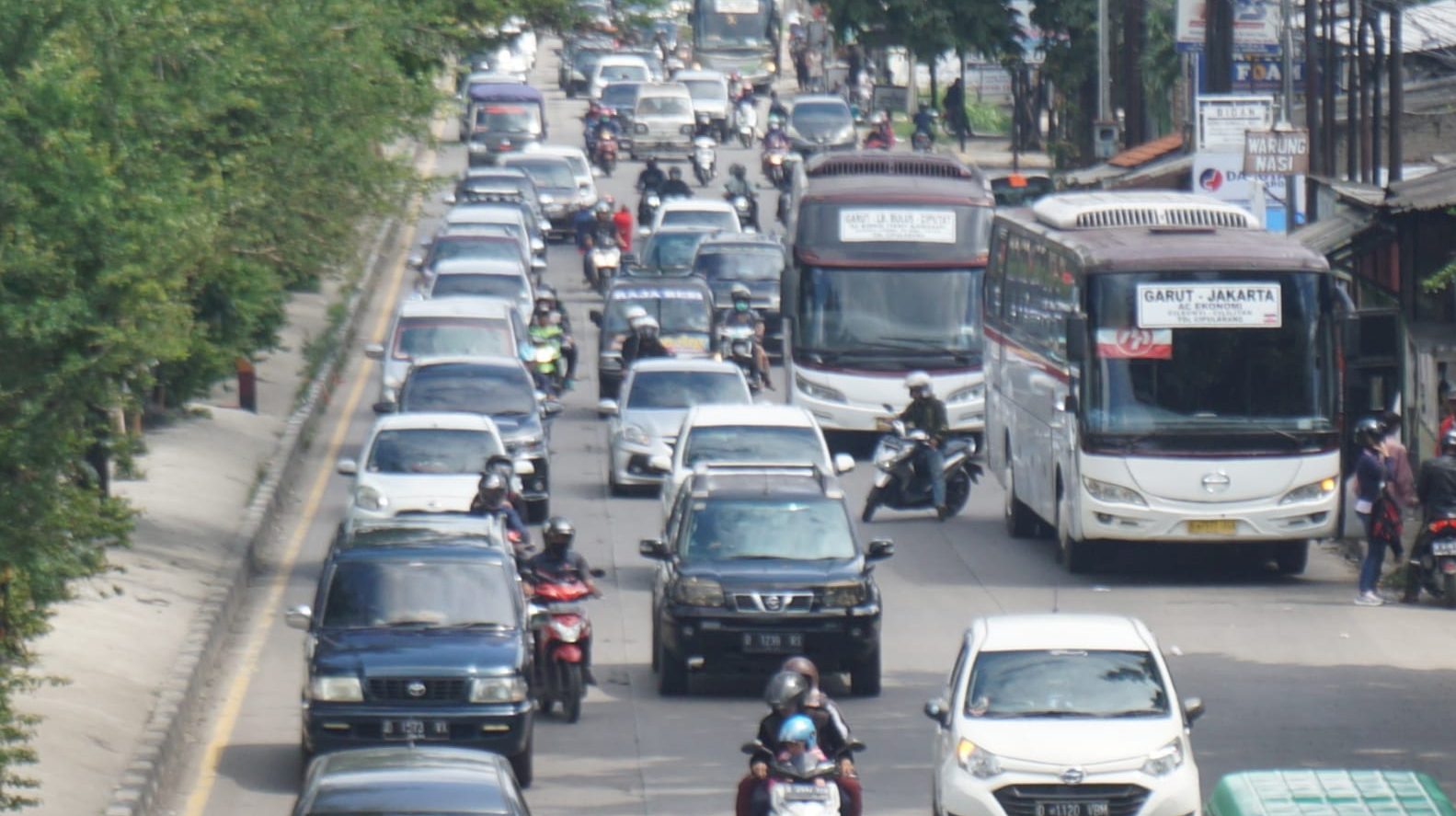 Ilustrasi: Arus lalu lintas kendaraan di Cileunyi Jawa Barat menuju ke arah Nagreg.
