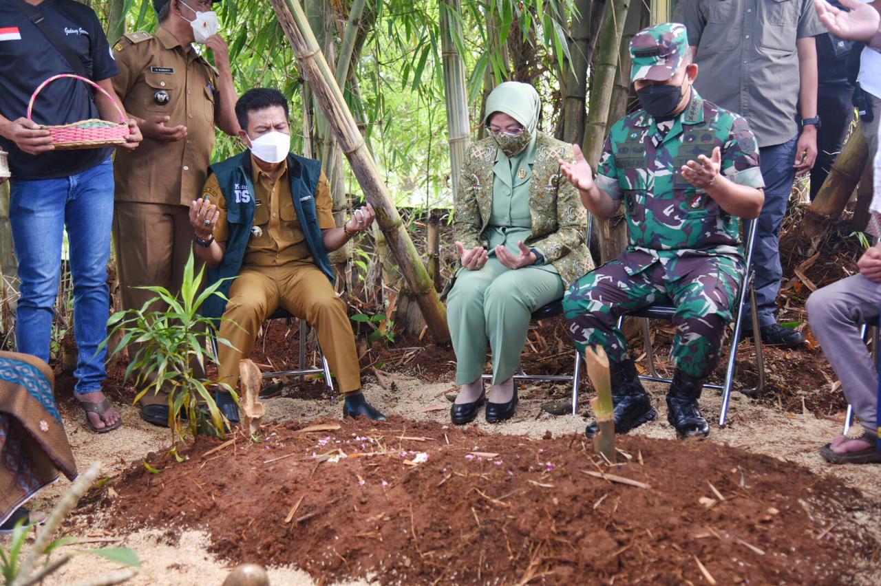 Bupati Bandung Dampingi Kasad Berkunjung ke Rumah Korban Lakalantas di Nagreg