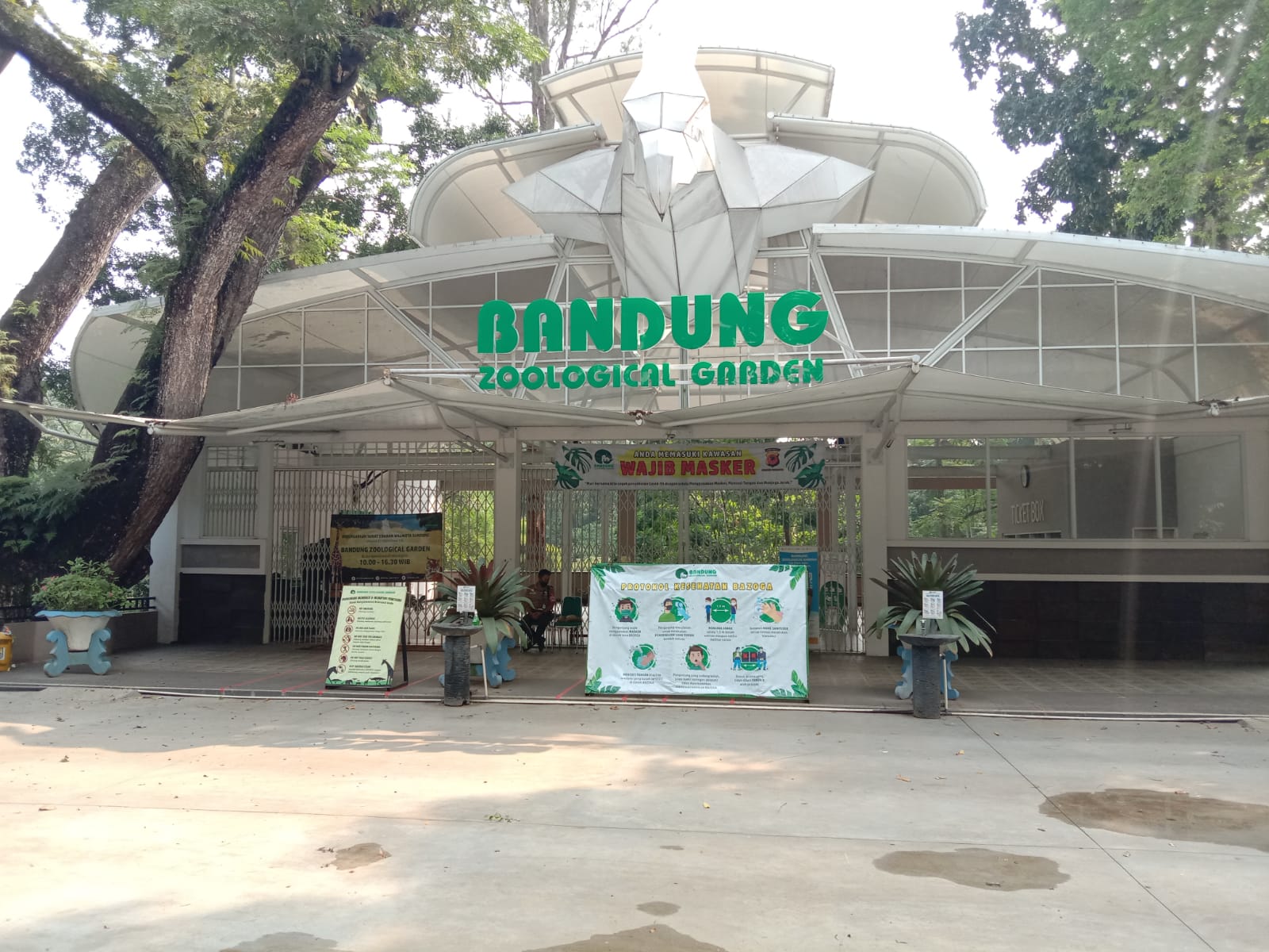 Pengunjung Bandung Zoological Garden Membludak, Saptol PP Terapkan Aturan Ini