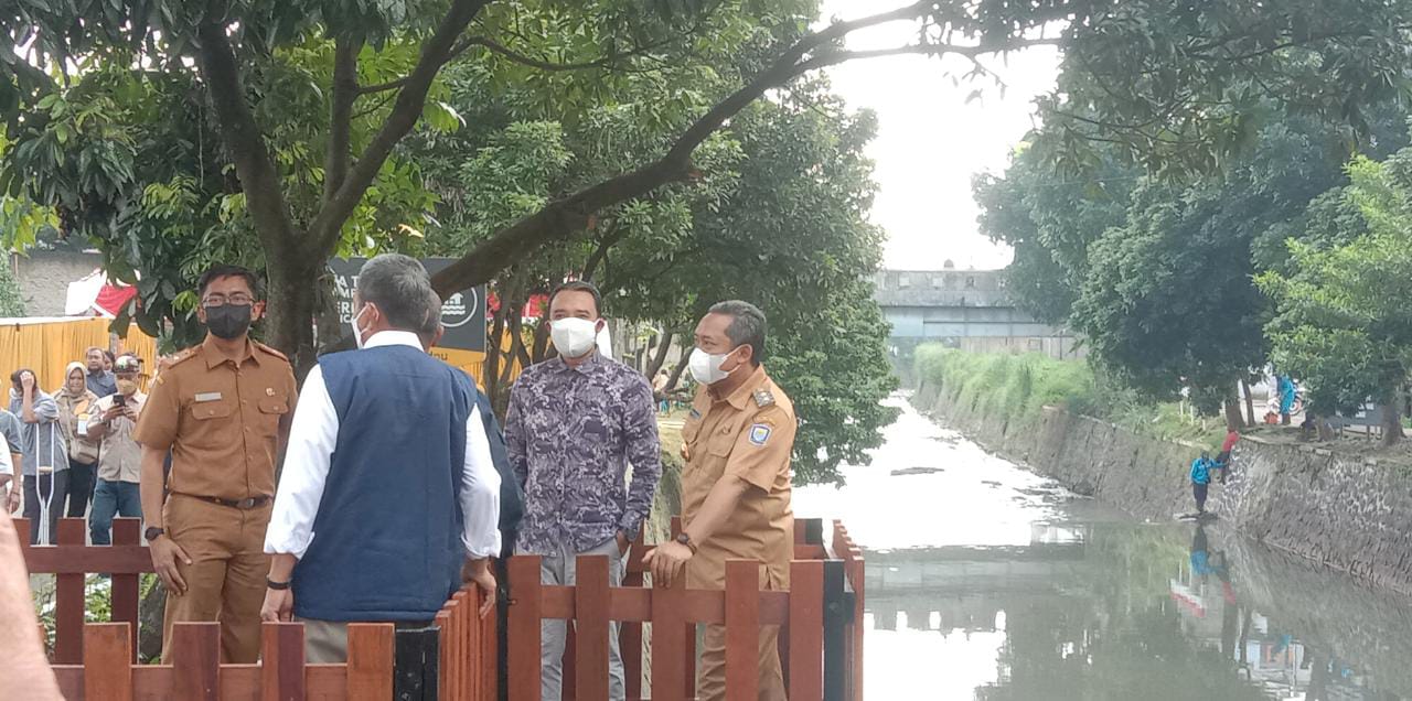 Penataan ulang kawasan bantaran sungai Cidurian, Kecamatan Antapani, Kota Bandung. Senin (27/12). (Foto: Sandi Nugraha/Jabar Ekspres)