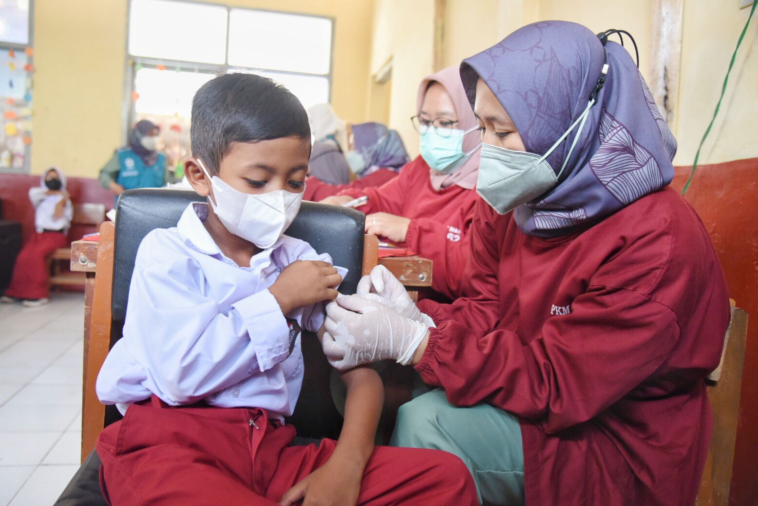 Petugas Dinkes Kabupaten Bandung sedang menyuntikan vaksin anak di Sekolah Dasar. (Istimewa)