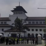 Sejumlah petugas keamanan bersiap-siap menjaga area Gedung Sate, Kota Bandung, Rabu (28/12). (Yuga Hassani/Jabar Ekspres)