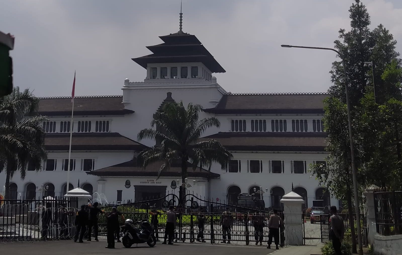 Sejumlah petugas keamanan bersiap-siap menjaga area Gedung Sate, Kota Bandung, Rabu (28/12). (Yuga Hassani/Jabar Ekspres)