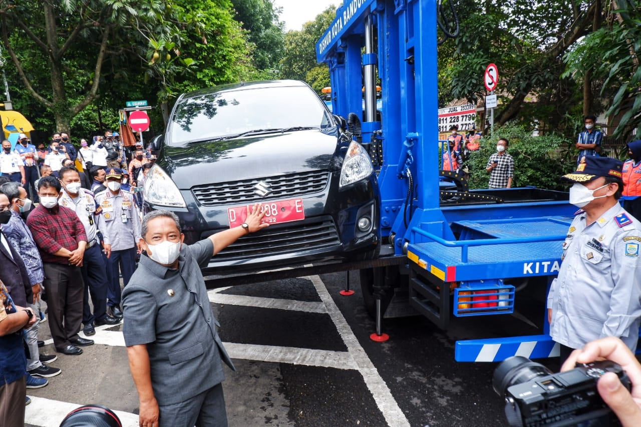 Atasi Parkir Liar, Pemkot Bandung Launching Mobil Derek Hidrolik Otomatis Bernama "BANDREK"